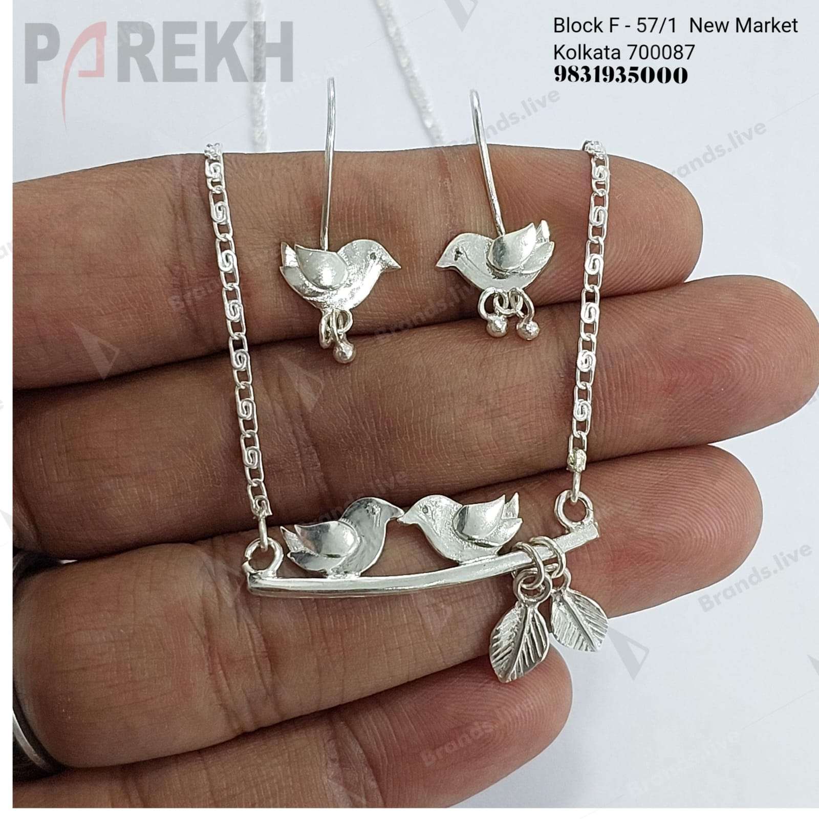 Embrace Elegance: How Parekh Jewels Transforms Lives with Their Exquisite Neckpiece and Earring Set