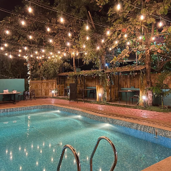 Private Swimming Pool Area | HOTEL PALM CLUB INN