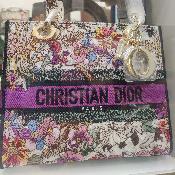 Bags-https://media.vyaparify.com/vcards/products/125500/product_1738063323_6798bddbcc7db.png Image