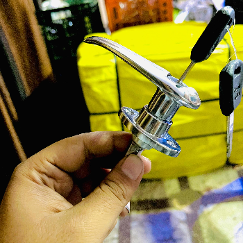 Metro handle with key-https://media.vyaparify.com/vcards/products/127225/product_1738172767_679a695f6963c.png Image