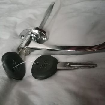 Metro handle with key-https://media.vyaparify.com/vcards/products/127228/product_1738172767_679a695fb1ba6.png Image