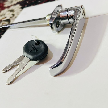 Metro handle with key-https://media.vyaparify.com/vcards/products/127238/product_1738174629_679a70a540ca5.png Image