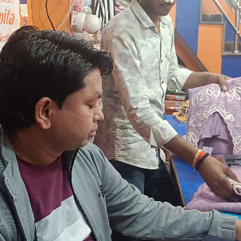 Garment store-https://media.vyaparify.com/vcards/products/127425/product_1738223866_679b30fa4b814.png Image