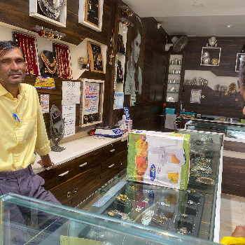 Gold locket-https://media.vyaparify.com/vcards/products/132978/product_1738830354_67a4721241ef3.png Image