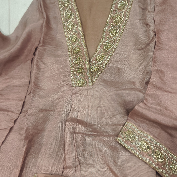 Clothes-https://media.vyaparify.com/vcards/products/133001/product_1738834924_67a483ecbc44d.png Image