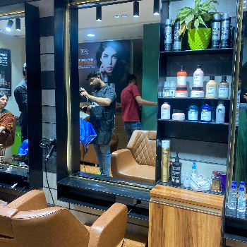 Saloon-https://media.vyaparify.com/vcards/products/133120/product_1738849241_67a4bbd9e193e.png Image