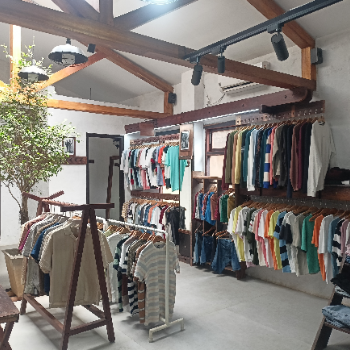 APPARELS-https://media.vyaparify.com/vcards/products/145677/product_1740033418_67b6cd8a8859c.png Image