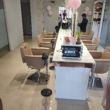 Hair salon-https://media.vyaparify.com/vcards/products/162175/product_1741674356_67cfd77476008.png Image
