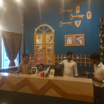 Fast food resturant-https://media.vyaparify.com/vcards/products/162686/product_1741697003_67d02feb5d6c5.png Image