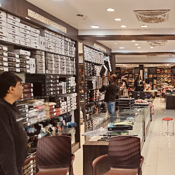 Clothes-https://media.vyaparify.com/vcards/products/168453/product_1742291213_67d9410df2612.png Image