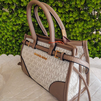 michael kors  handbag-https://media.vyaparify.com/vcards/products/184358/product_1744135016_67f563689512c.png Image