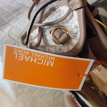 michael kors  handbag-https://media.vyaparify.com/vcards/products/184360/product_1744135016_67f56368c9bf4.png Image
