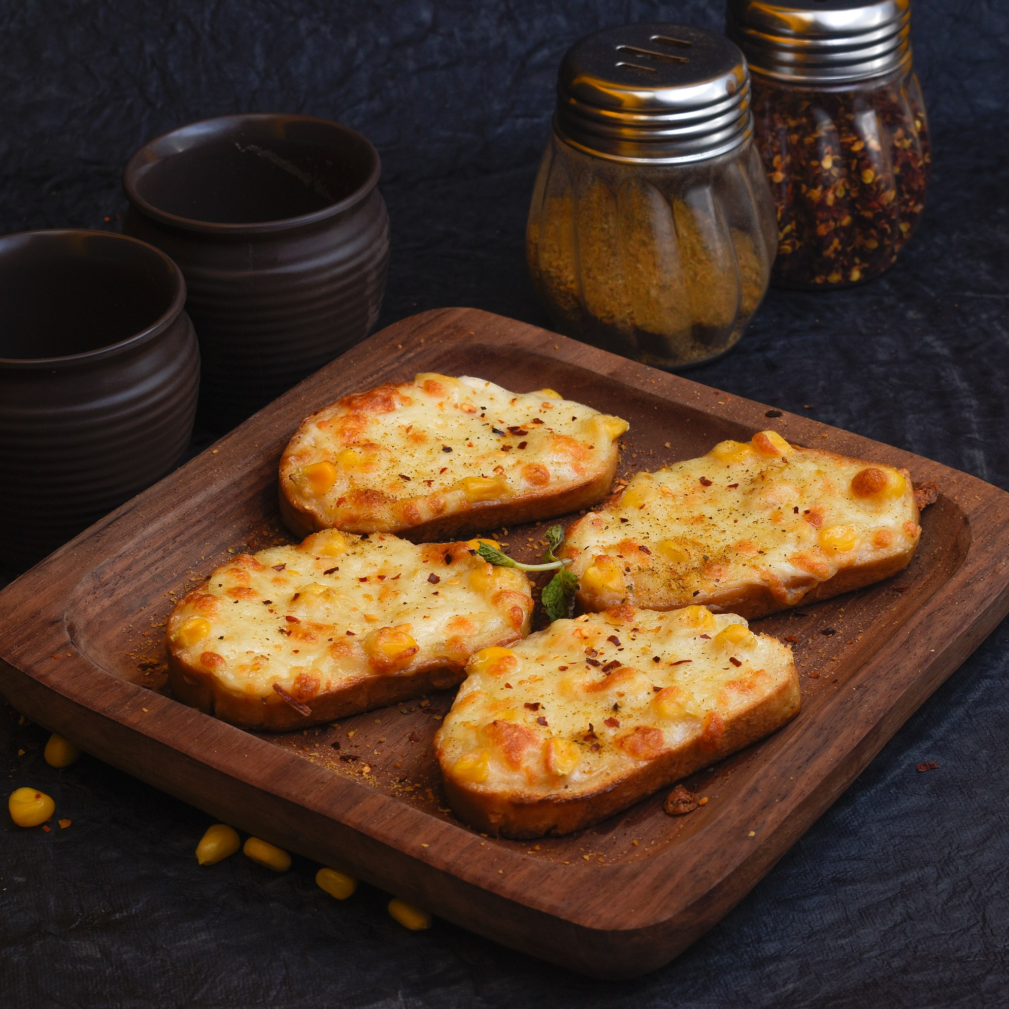 Variety of Garlic Breads-https://media.vyaparify.com/vcards/products/220412/product_1746810244_681e35848c20e.png Image