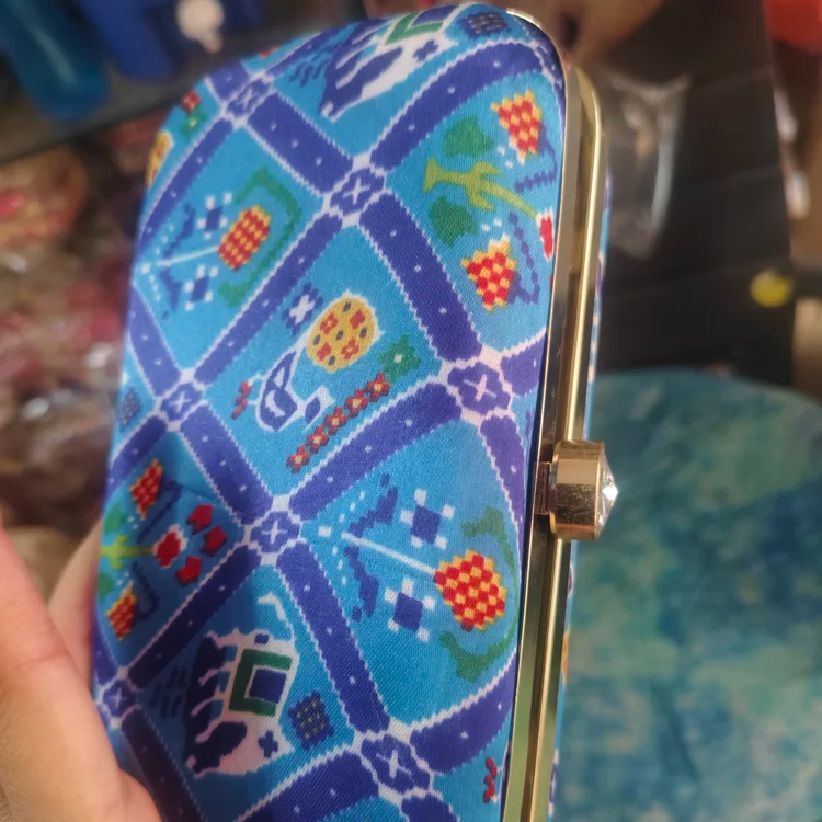 Embroidery Clutch Bags-https://media.vyaparify.com/vcards/products/222872/product_1746874392_681f30180f4e7.png Image