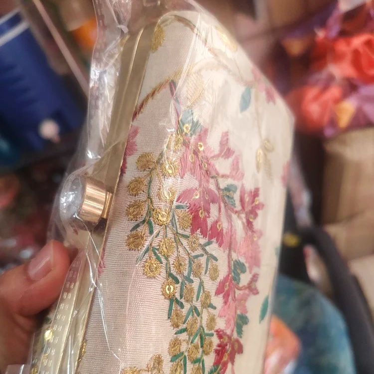 Embroidery Clutch Bags-https://media.vyaparify.com/vcards/products/222873/product_1746874392_681f30182bd07.png Image