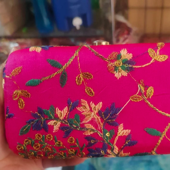 Embroidery Clutch Bags-https://media.vyaparify.com/vcards/products/222874/product_1746874392_681f30184688c.png Image
