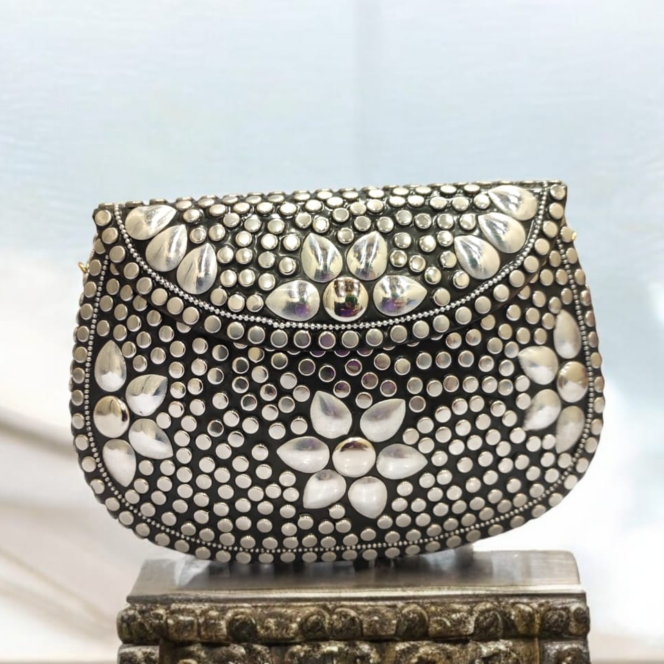 Metal Clutch Bags-https://media.vyaparify.com/vcards/products/222911/product_1746877194_681f3b0ad0987.png Image