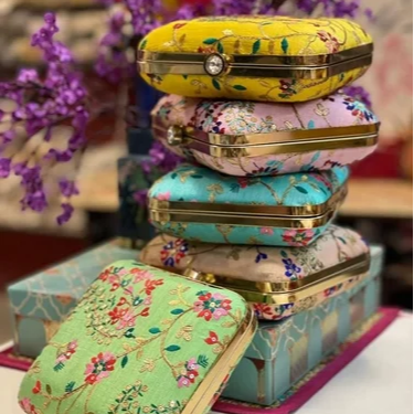 Floral Printed Clutch Bags-https://media.vyaparify.com/vcards/products/222952/product_1746880785_681f49117ca13.png Image