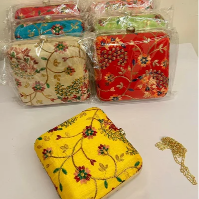 Floral Printed Clutch Bags-https://media.vyaparify.com/vcards/products/222953/product_1746880785_681f491197bcb.png Image
