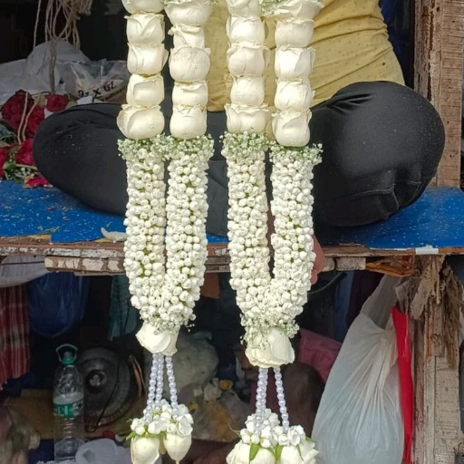 White Rose garland-https://media.vyaparify.com/vcards/products/241136/product_1747594682_682a2dbab9f2b.png Image