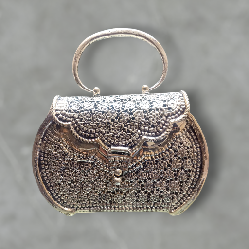 Silver handbag clutch-https://media.vyaparify.com/vcards/products/318796/product_1754118957_688dbb2ded1a0.png Image