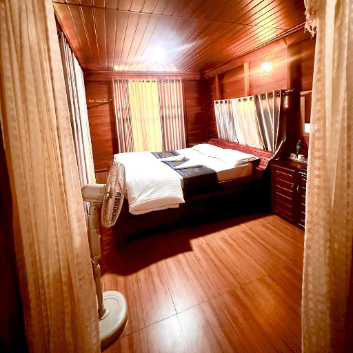  Ac cottage with Breakfast PUGMARKS JUNGLE LODGE 11 465 466 467 KATTIKULAM MANANTHAVADYNEAR KELU VAIDYAR CLINIC