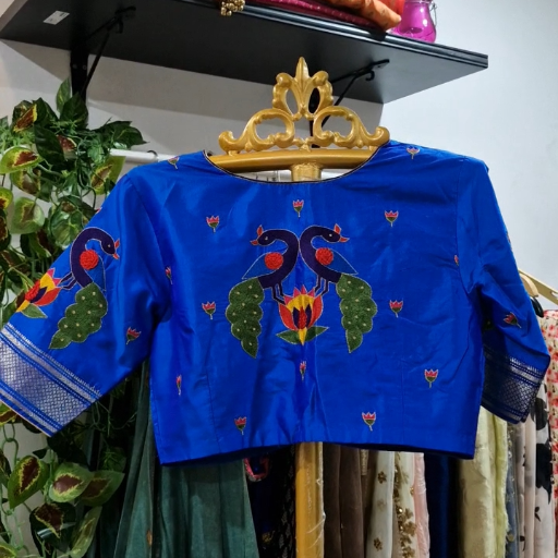 Peacock themed maggam work blouse-https://media.vyaparify.com/vcards/products/422333/product_1763651621_691f302576a49.png Image