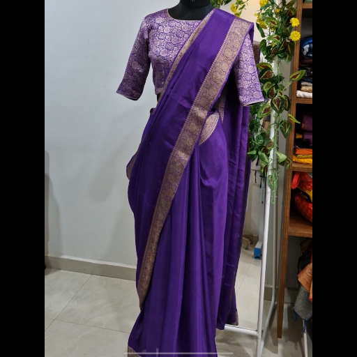 Purple saree with brocade blouse.-https://media.vyaparify.com/vcards/products/422376/product_1763659447_691f4eb75fcc5.png Image