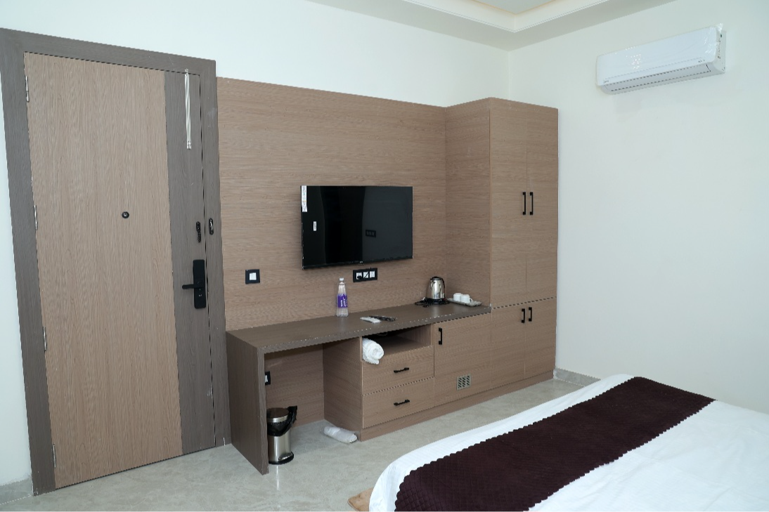 Luxury Deluxe Room in Haryana: Unmatched Comfort-https://media.vyaparify.com/vcards/products/453653/product_1765778036_693fa2744164f.png Image
