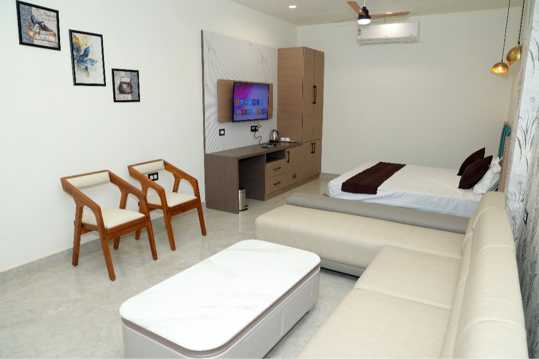 Luggage Suit Room in Haryana: Spacious and Versatile-https://media.vyaparify.com/vcards/products/453662/product_1765778213_693fa3257661a.png Image