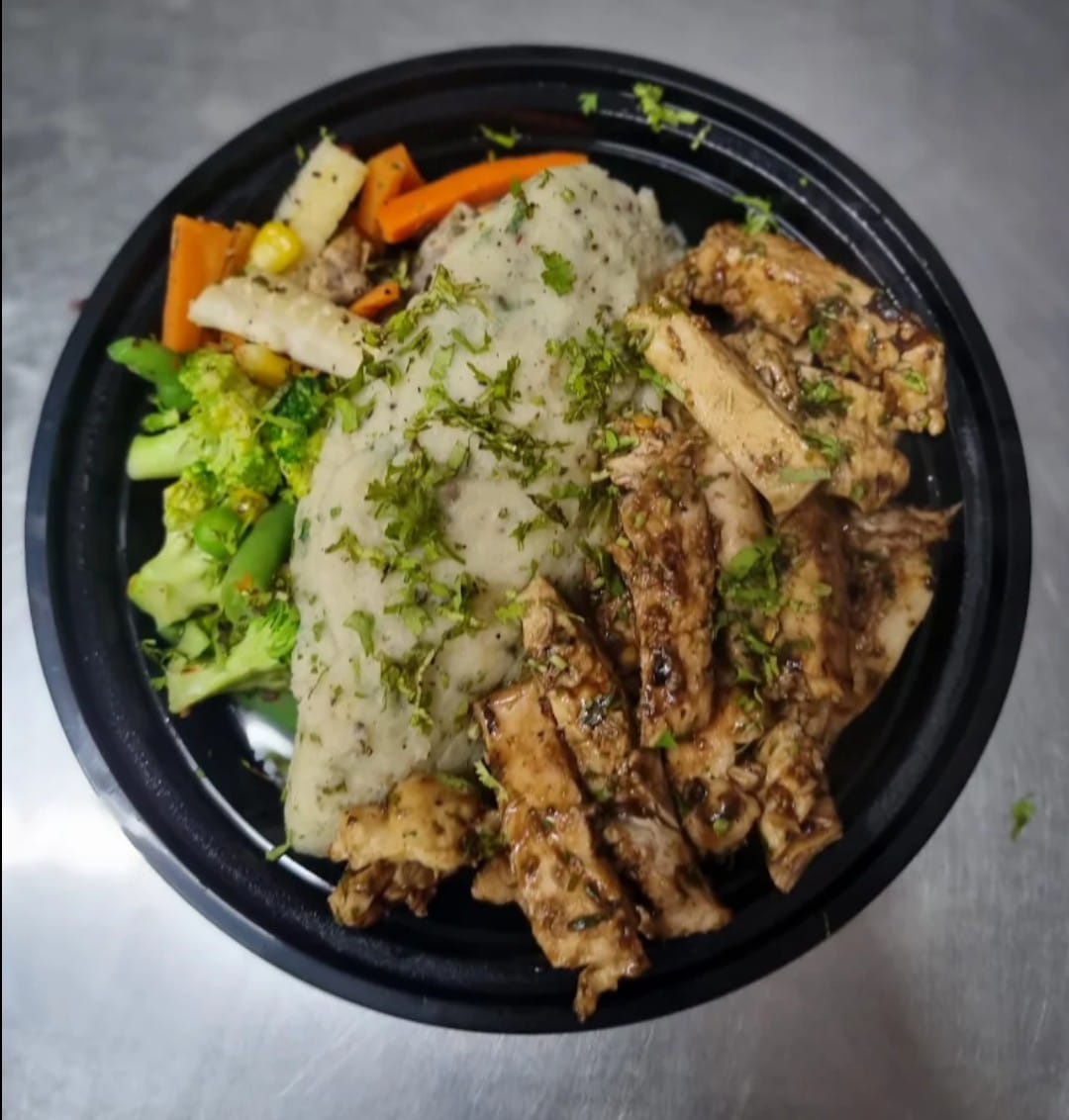 Grilled Chicken  With Potato Mash And Vegetables- Effortless Slicing-https://media.vyaparify.com/vcards/products/454084/product_1765784802_693fbce22a484.png Image