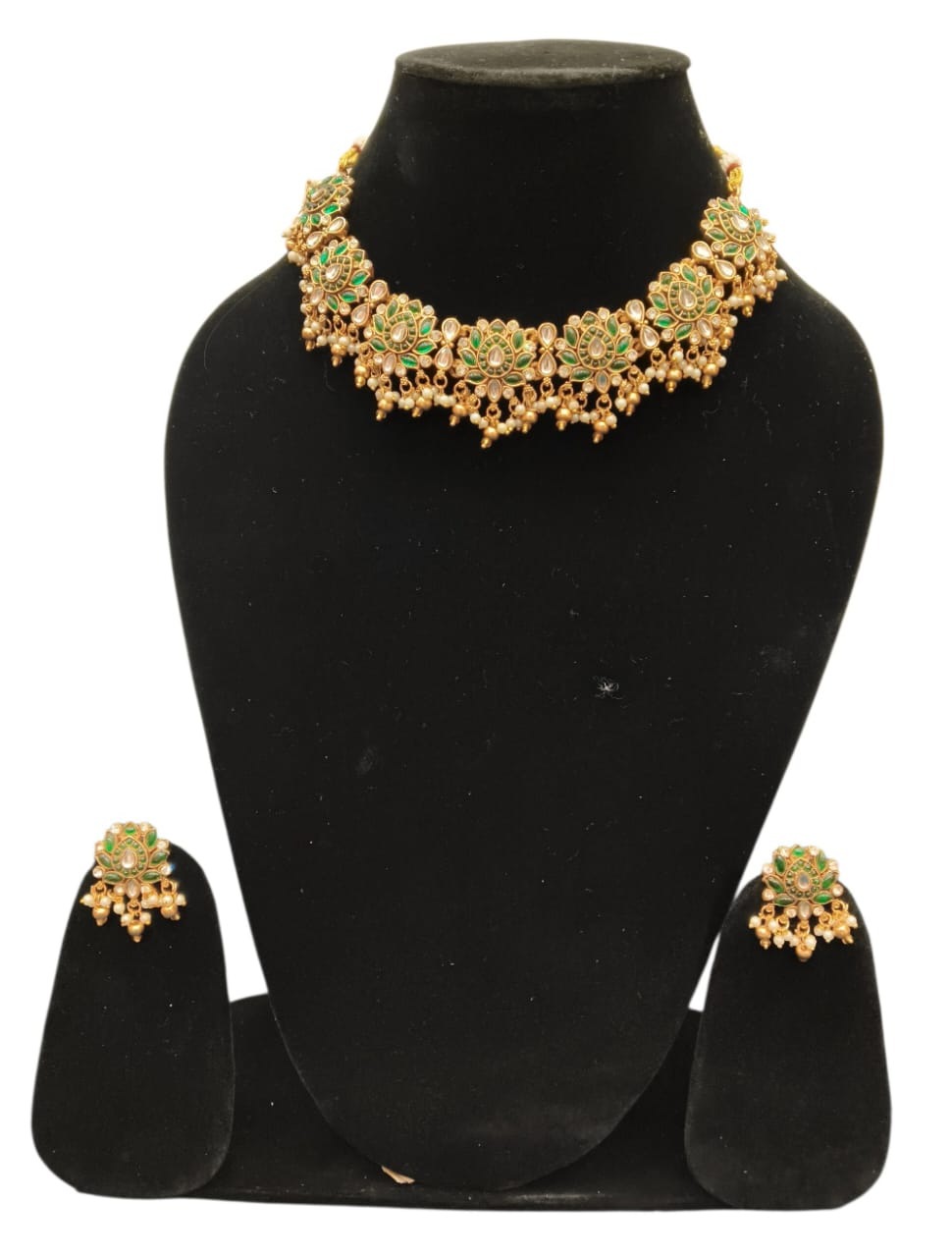 Antique Gold Finish Floral Kundan Choker Set with Green & White Stones-https://media.vyaparify.com/vcards/products/455142/product_1765805392_69400d50d369e.png Image