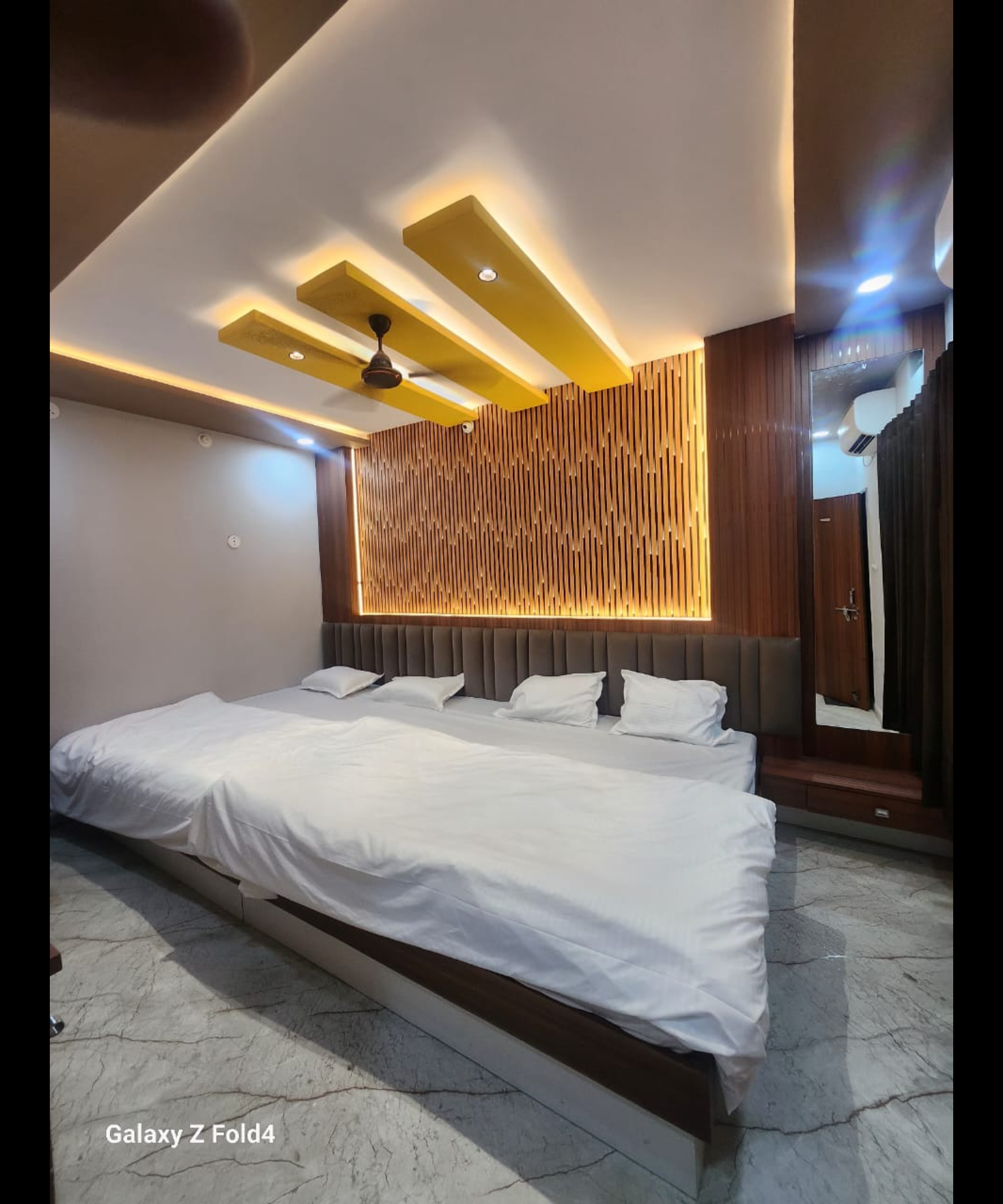 Luxury Hotel Deluxe Room in City with Modern Amenities-https://media.vyaparify.com/vcards/products/457877/product_1765963639_69427777a4423.png Image