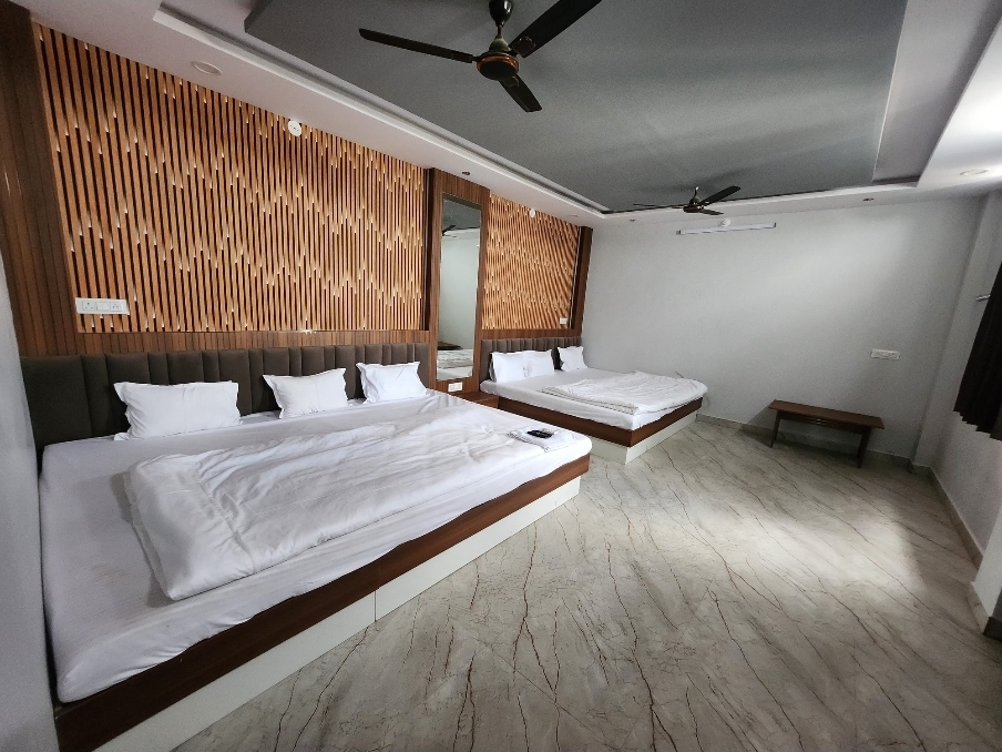 Hotel Room 8 Bad Semi Deluxe in Shop 56 C O HOTEL SHREE SANWALIYA KANCHAN VIHAR - Luxurious Comfort-https://media.vyaparify.com/vcards/products/457909/product_1765964197_694279a585b09.png Image