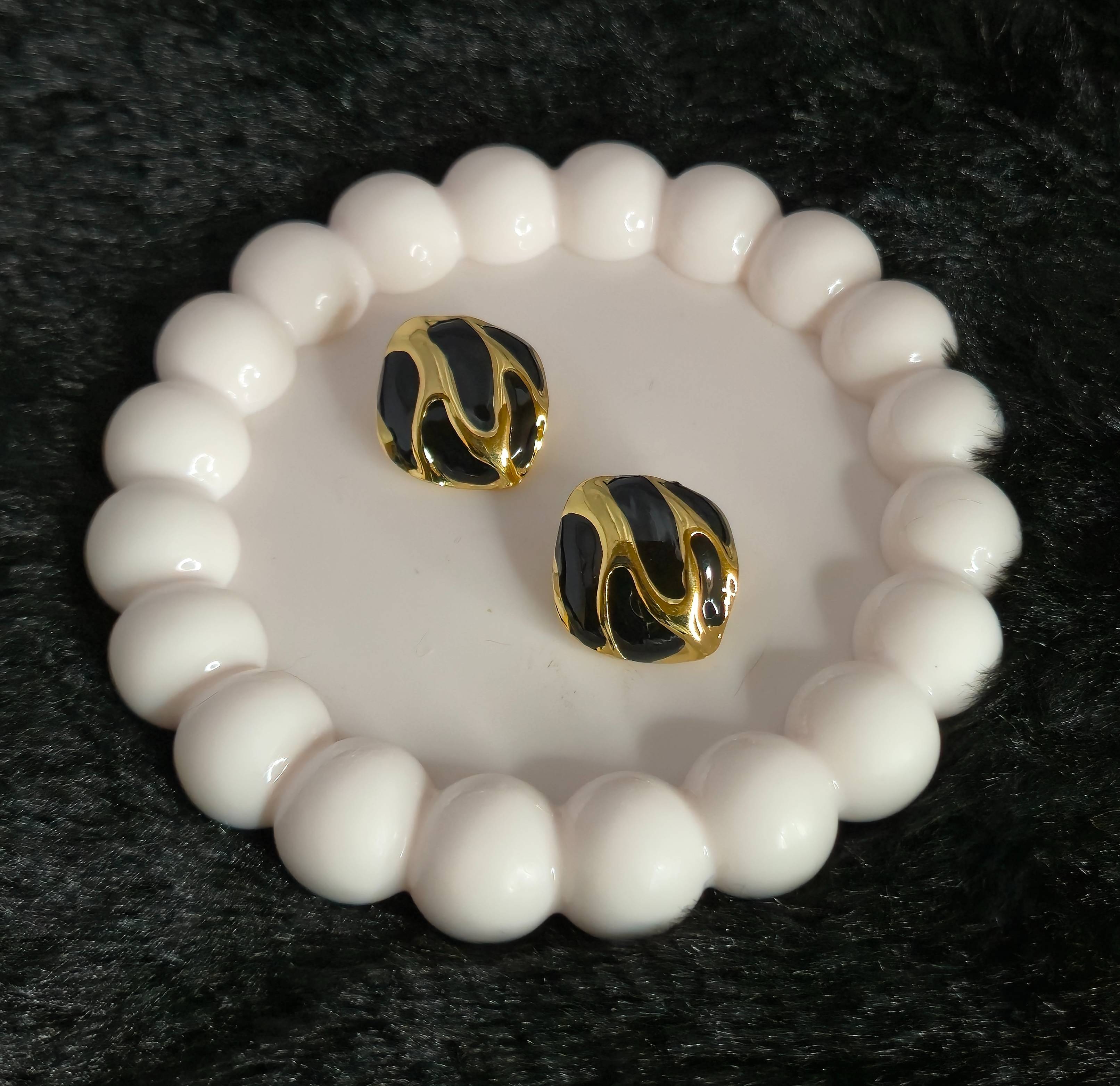 Jewelry/Stud Earrings in Kota - Anti Tarnish, Elegant Gold and Black Enamel-https://media.vyaparify.com/vcards/products/458435/product_1765971653_694296c5a6e0f.png Image