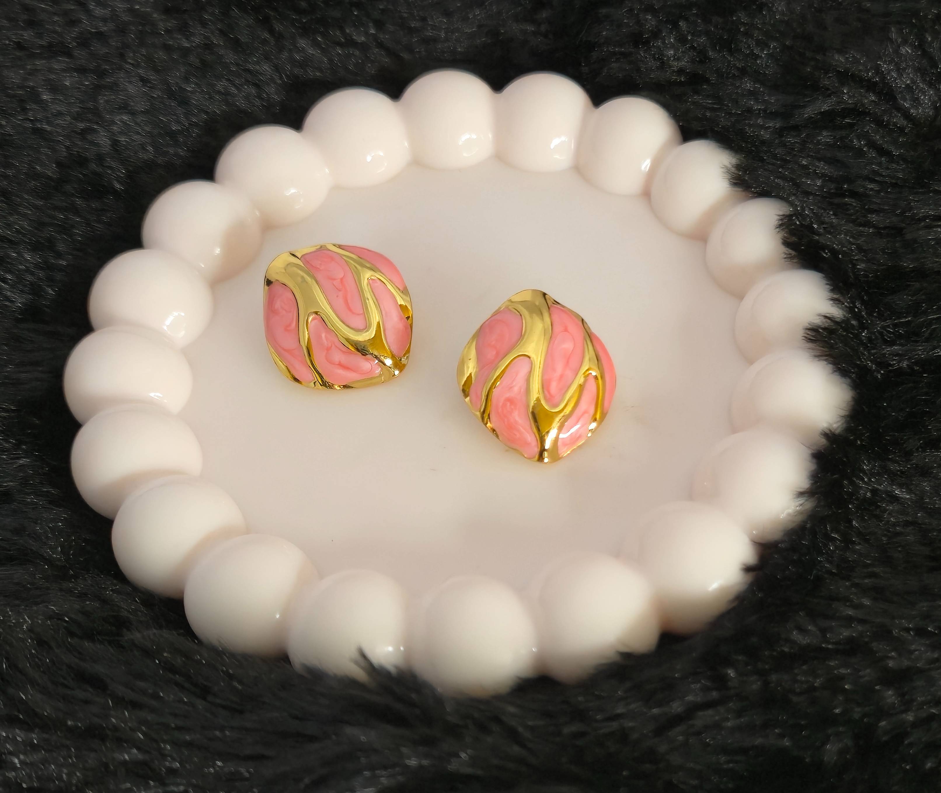 Jewelry/Earrings in Kota: Elegant Gold and Pink Enamel Studs-https://media.vyaparify.com/vcards/products/458474/product_1765972147_694298b3bed6f.png Image