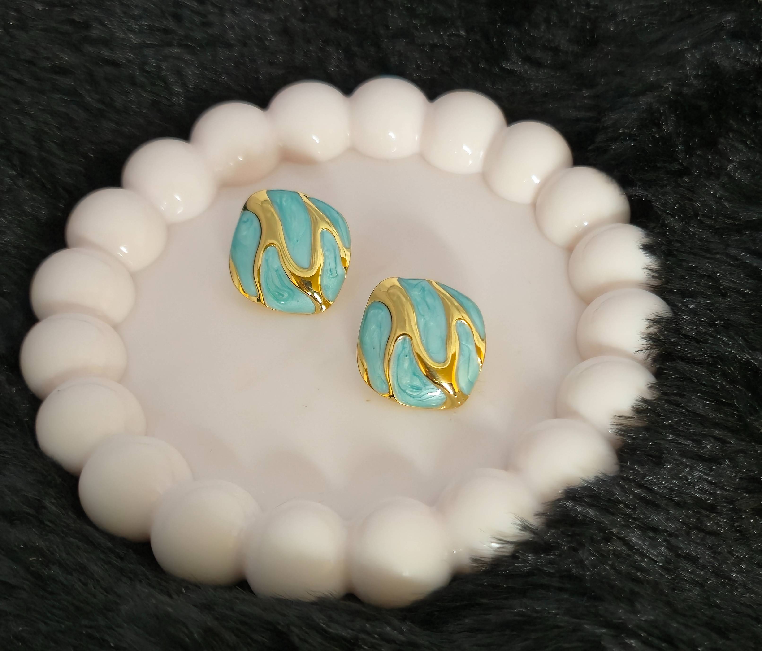 Jewelry/Earrings in Kota: Elegant Gold and Blue Enamel Stud Earrings-https://media.vyaparify.com/vcards/products/458482/product_1765972230_69429906dc8d1.png Image