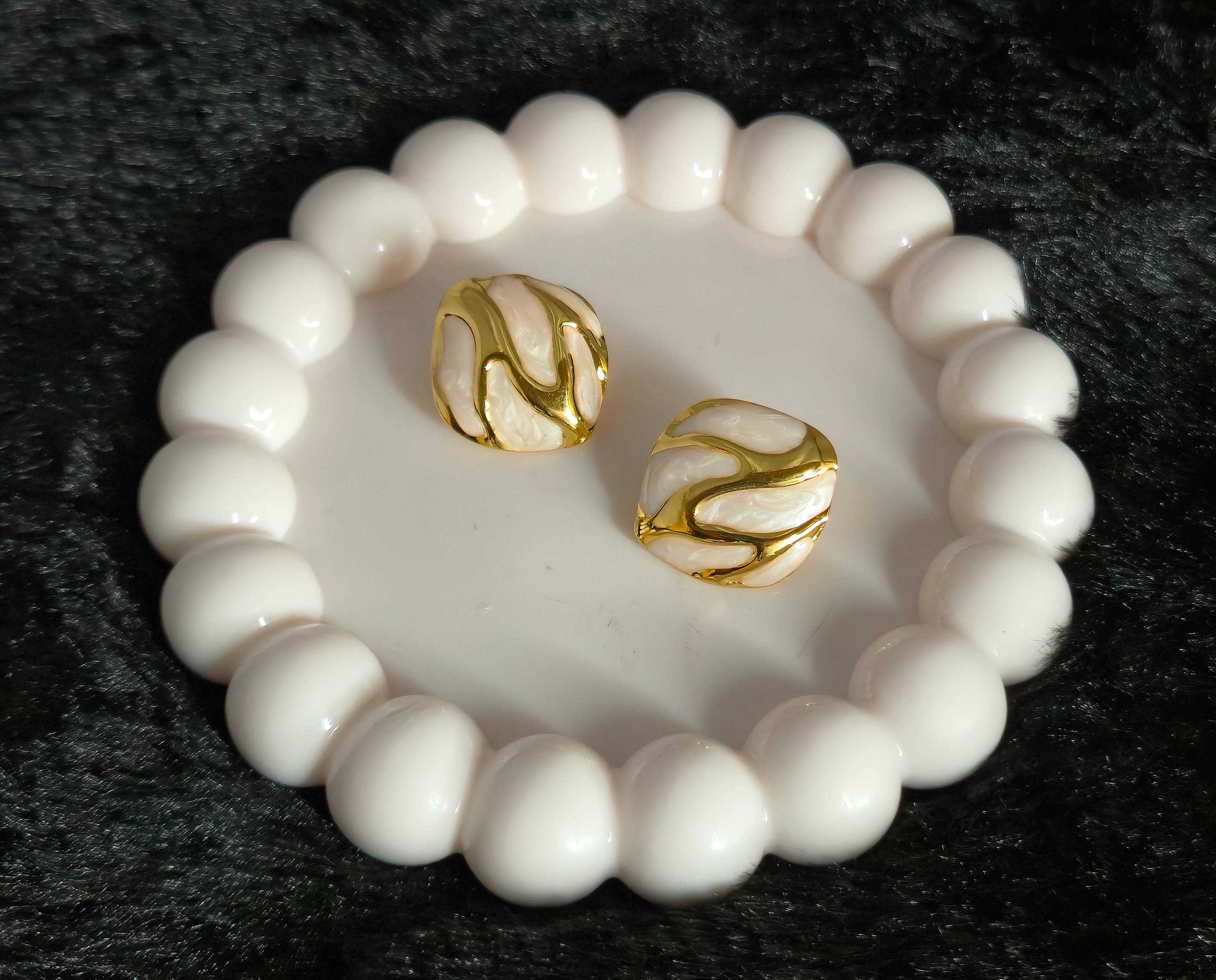 Jewelry/Earrings in Kota: Elegant Gold and White Enamel Stud Earrings-https://media.vyaparify.com/vcards/products/458489/product_1765972323_6942996379904.png Image