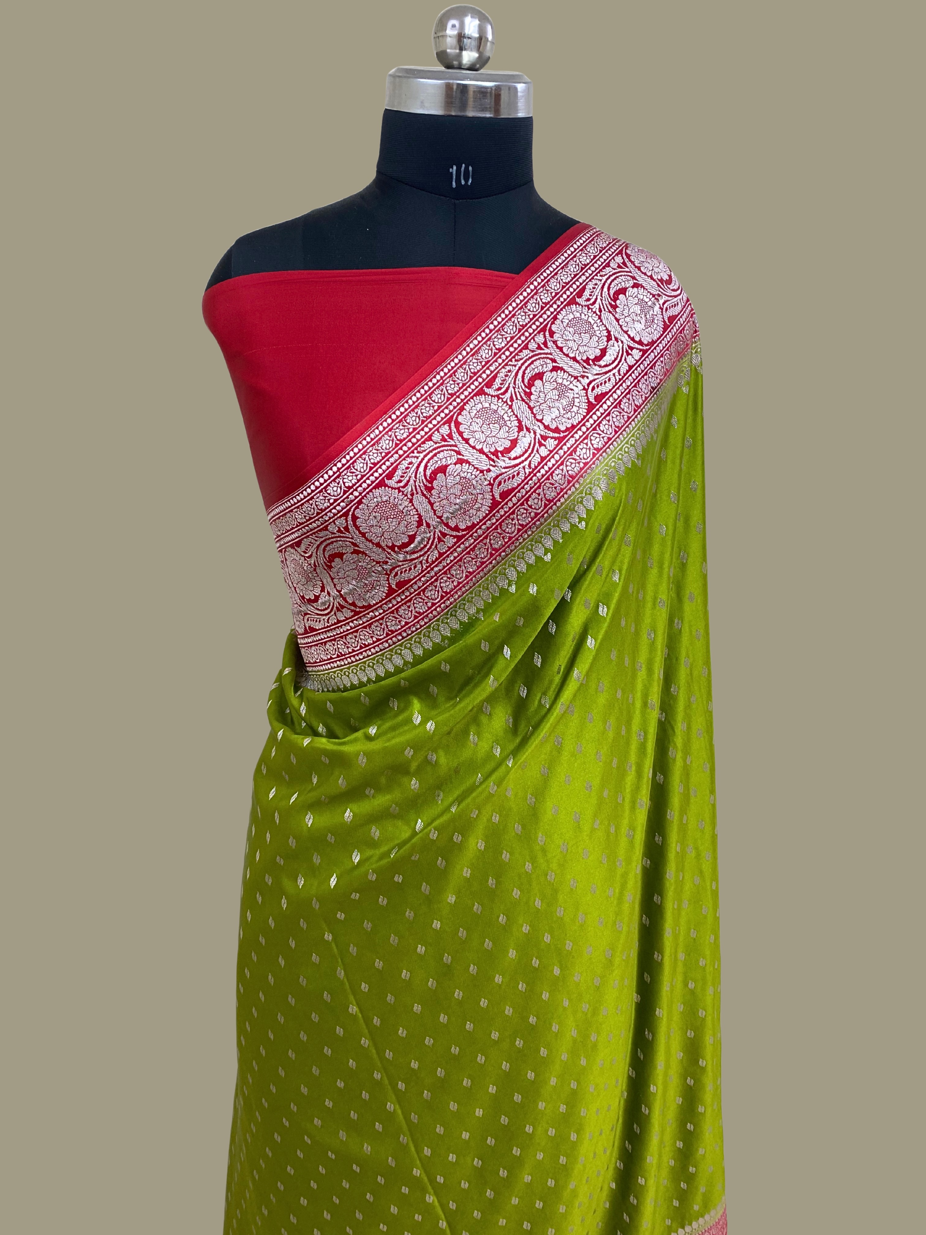  Banarasi Silk Saree in Jaitpura: Elegant Green and Red Traditional Attire KASHI HANDLOOMS J 21 284  RASOOLPURA  JAITPURALANDMARK Near Jinnati Masjid