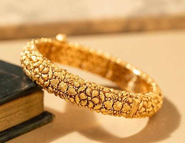 Elegant Gold-Plated Floral Bracelet in Shivaya-https://media.vyaparify.com/vcards/products/477400/product_1767681620_695cae544fef1.png Image