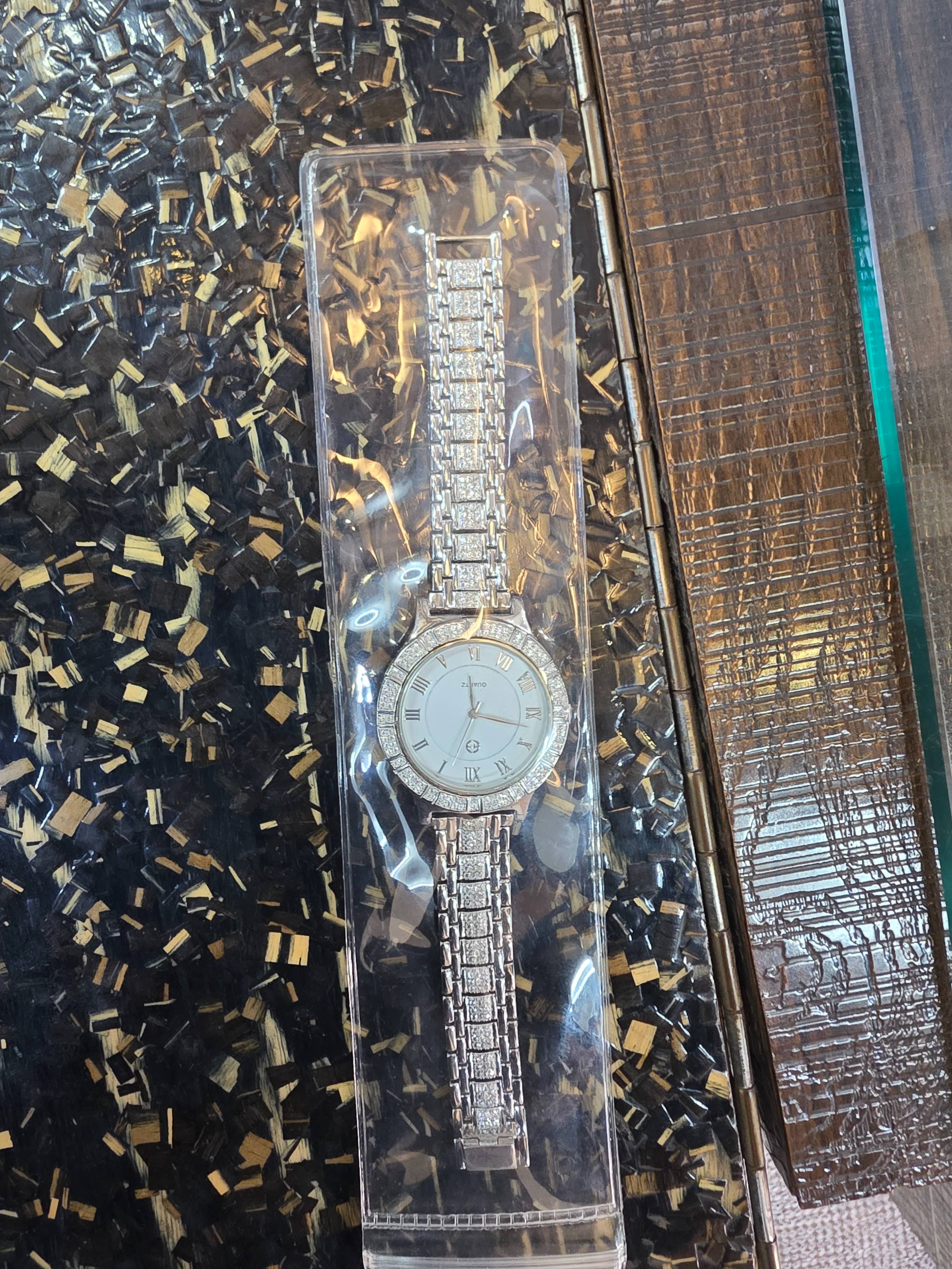 Wristwatch: Elegant Silver Wristwatch in Kotwalichowk - Stylish and Quartz-https://media.vyaparify.com/vcards/products/480693/product_1767868093_695f86bd3e713.png Image