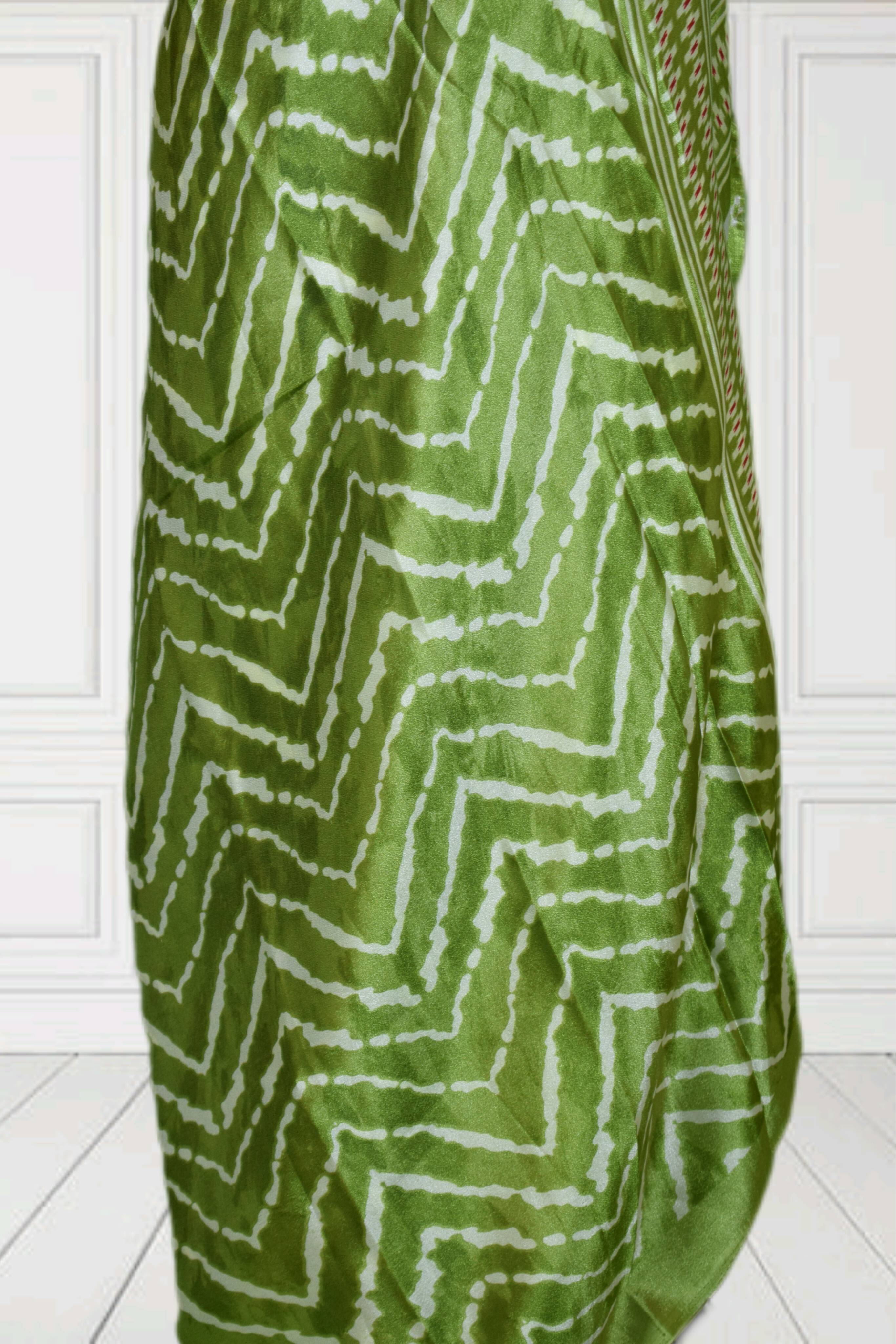 Moss silk saree laheriya /abstract wave print-https://media.vyaparify.com/vcards/products/482791/product_1768028305_6961f891c993e.png Image
