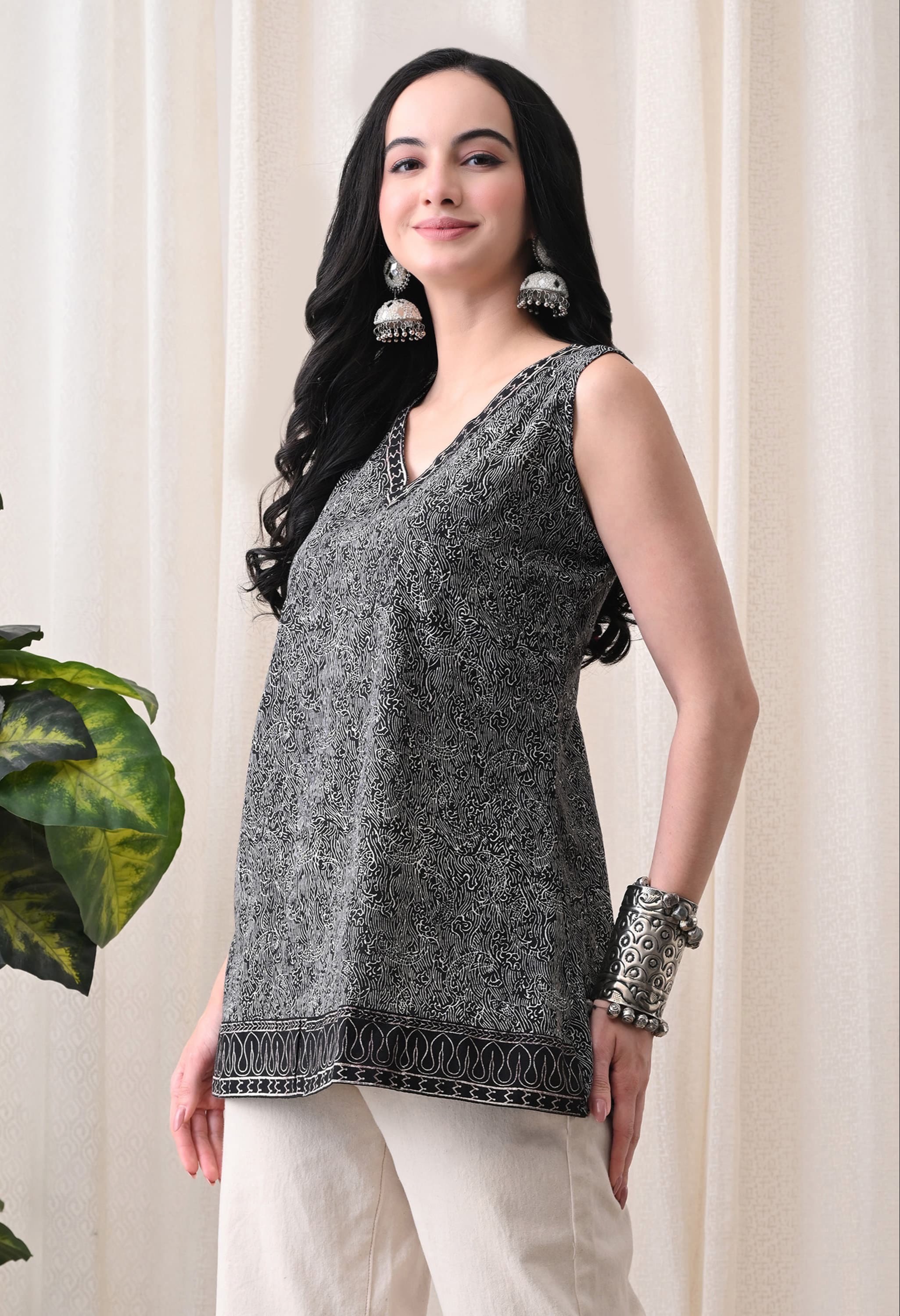  Fashion/Blouses in Jaipur: Black Top Sleeveless for Stylish Comfort CLICK KART 250 STREET NO 4  KUSUM VIHAR SKIT  ROAD NEAR KANHA SPORTS JAGATPURA JAIPUR RAJASTHANLANDMARK NEAR KANHA SPORTS