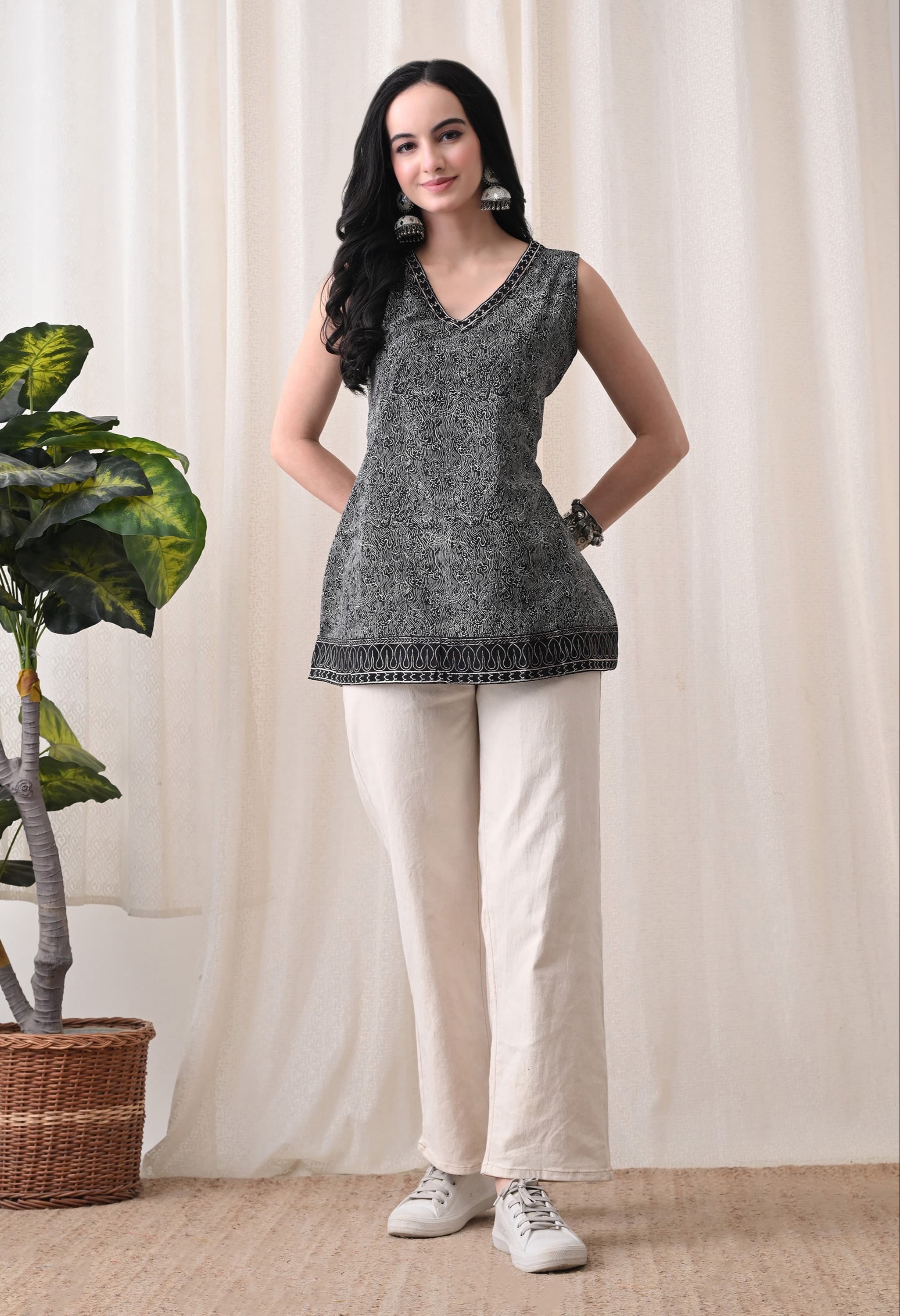 Fashion/Blouses in Jaipur: Black Top Sleeveless for Stylish Comfort - Image 2