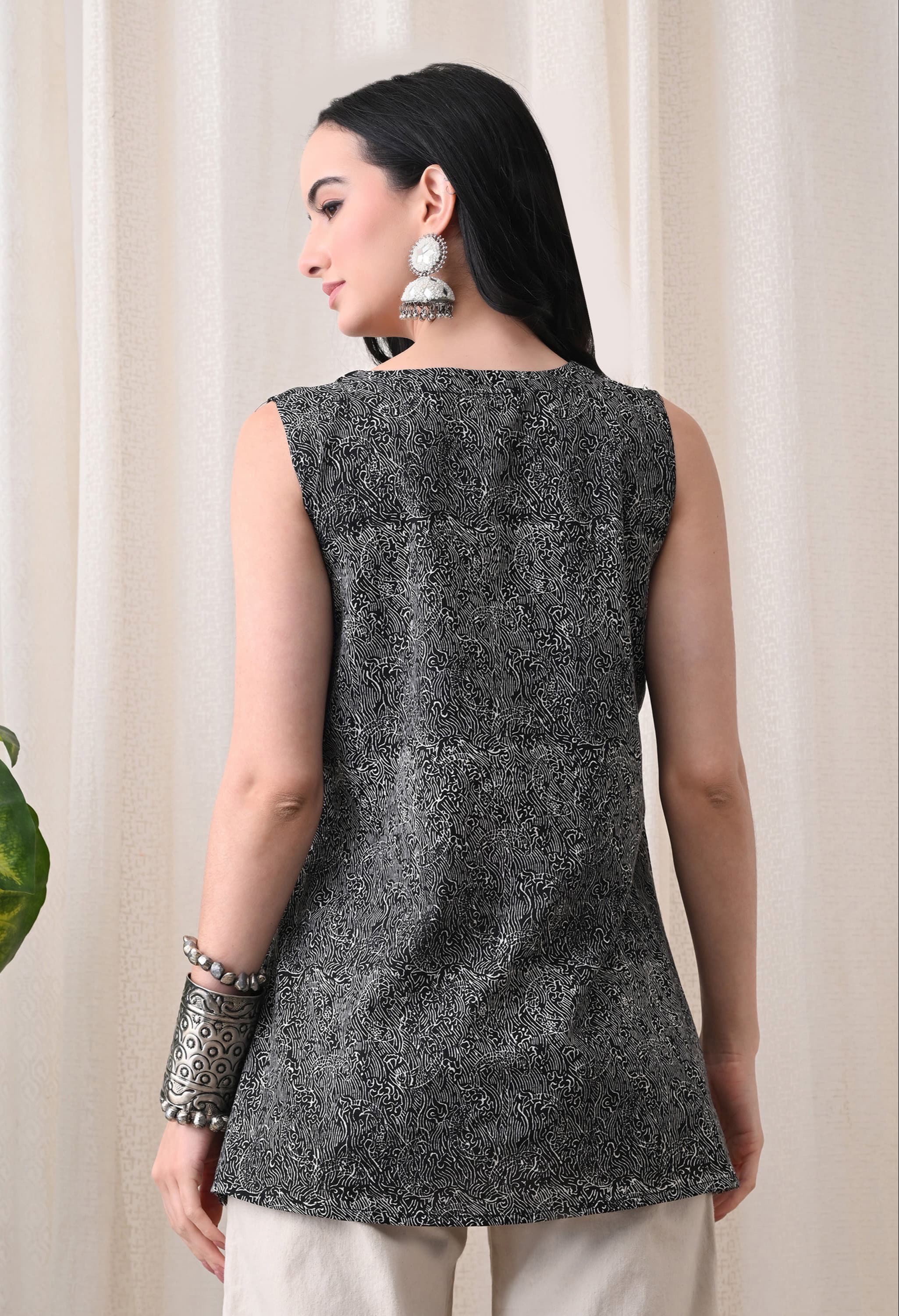 Fashion/Blouses in Jaipur: Black Top Sleeveless for Stylish Comfort - Image 3