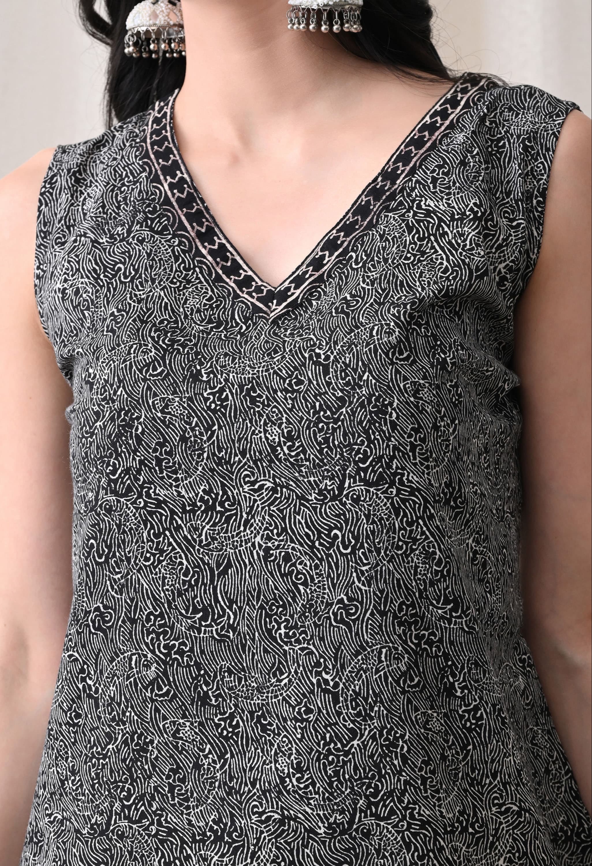 Fashion/Blouses in Jaipur: Black Top Sleeveless for Stylish Comfort - Image 4