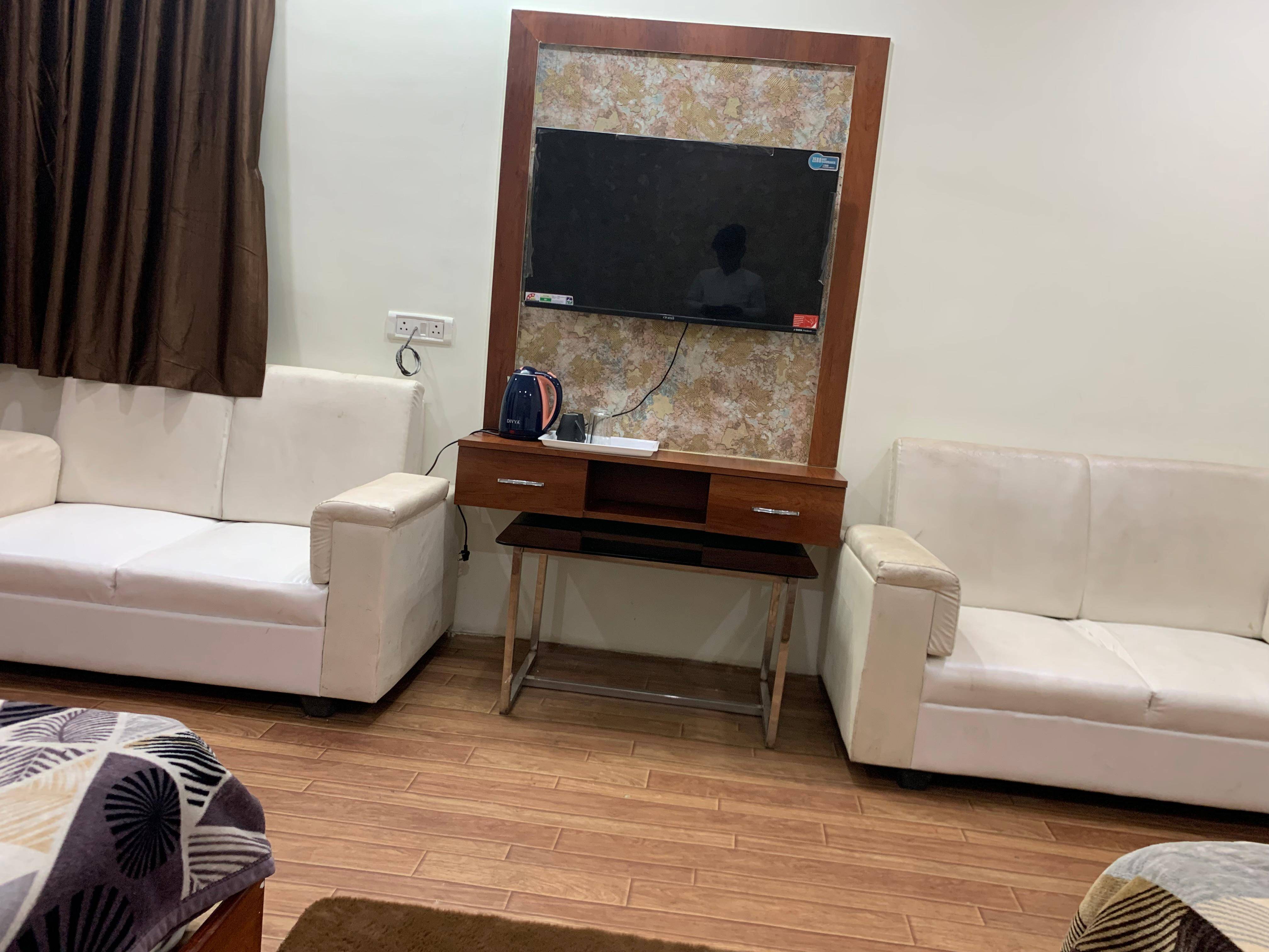 Super Deluxe Bedroom Suite in GOVT POLYTECHNIC ROAD JHARUDIH with AC for Ultimate Comfort - Image 2
