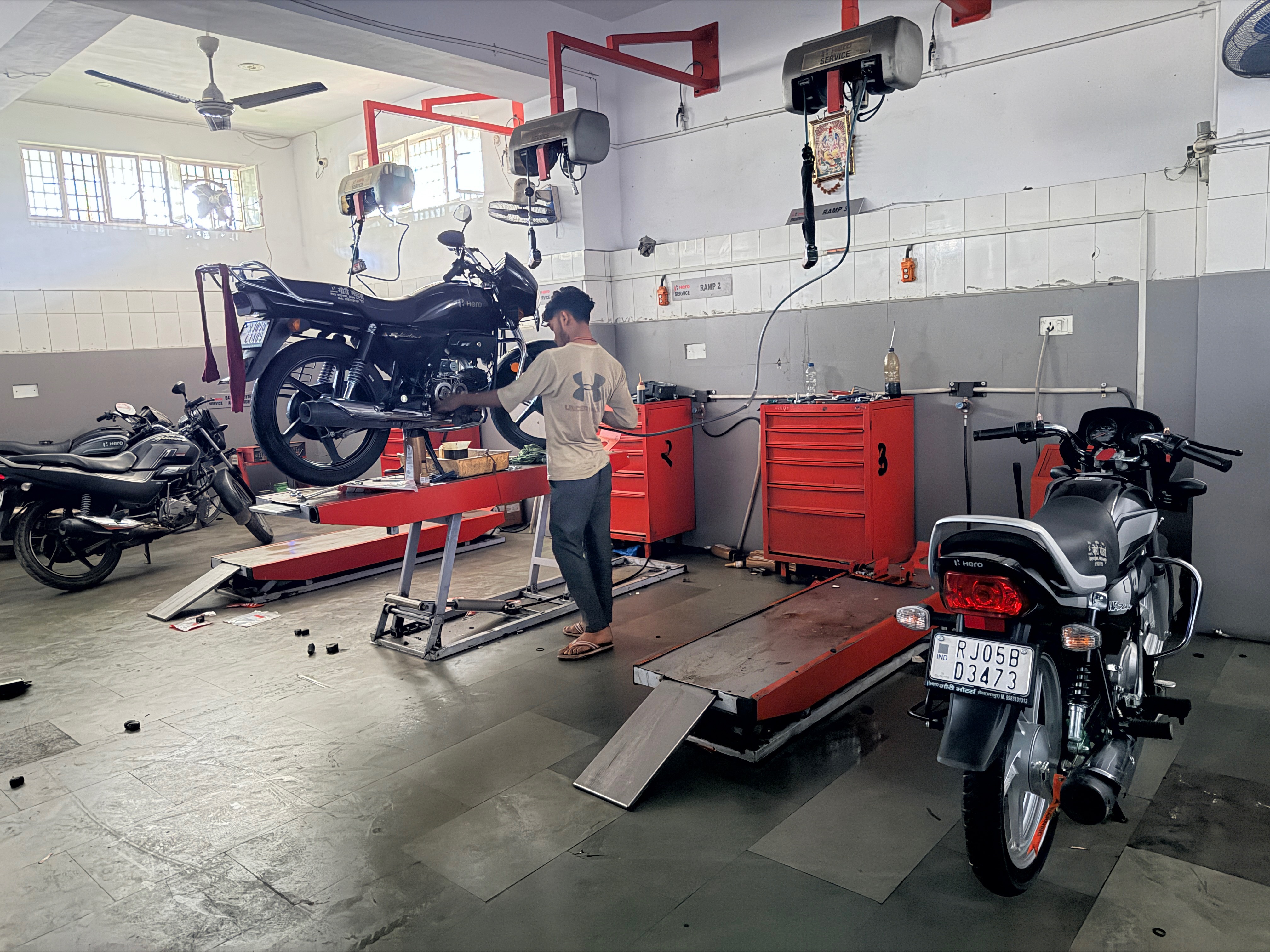 Hydraulic Motorcycle Lift in Bharatpur: Efficient Bike Maintenance -  - Buy Online at GAURI hero
