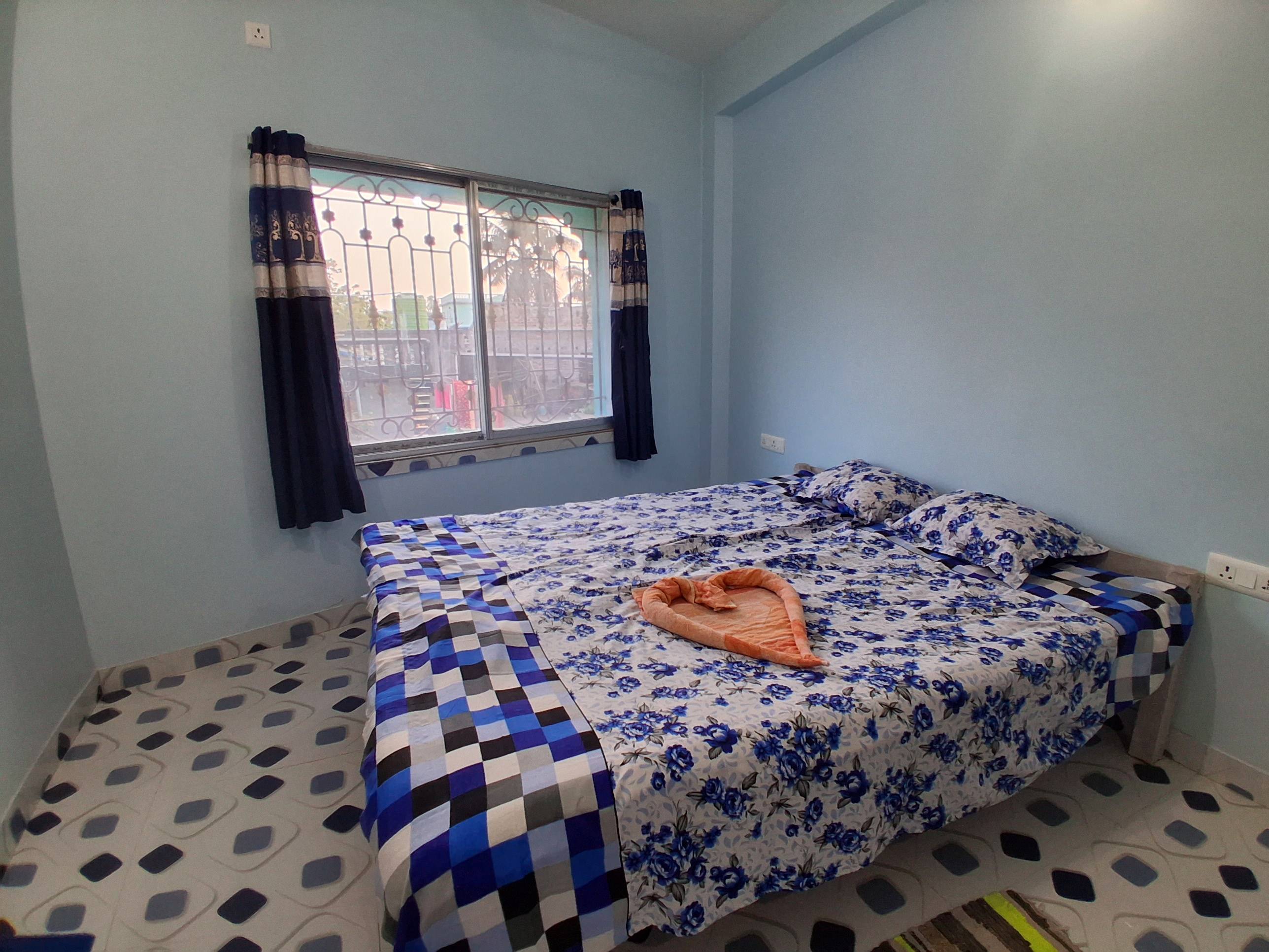 Couple Bedroom with Balcony View, Bhakta Bhawan Guest House, Mayapur - Image 2