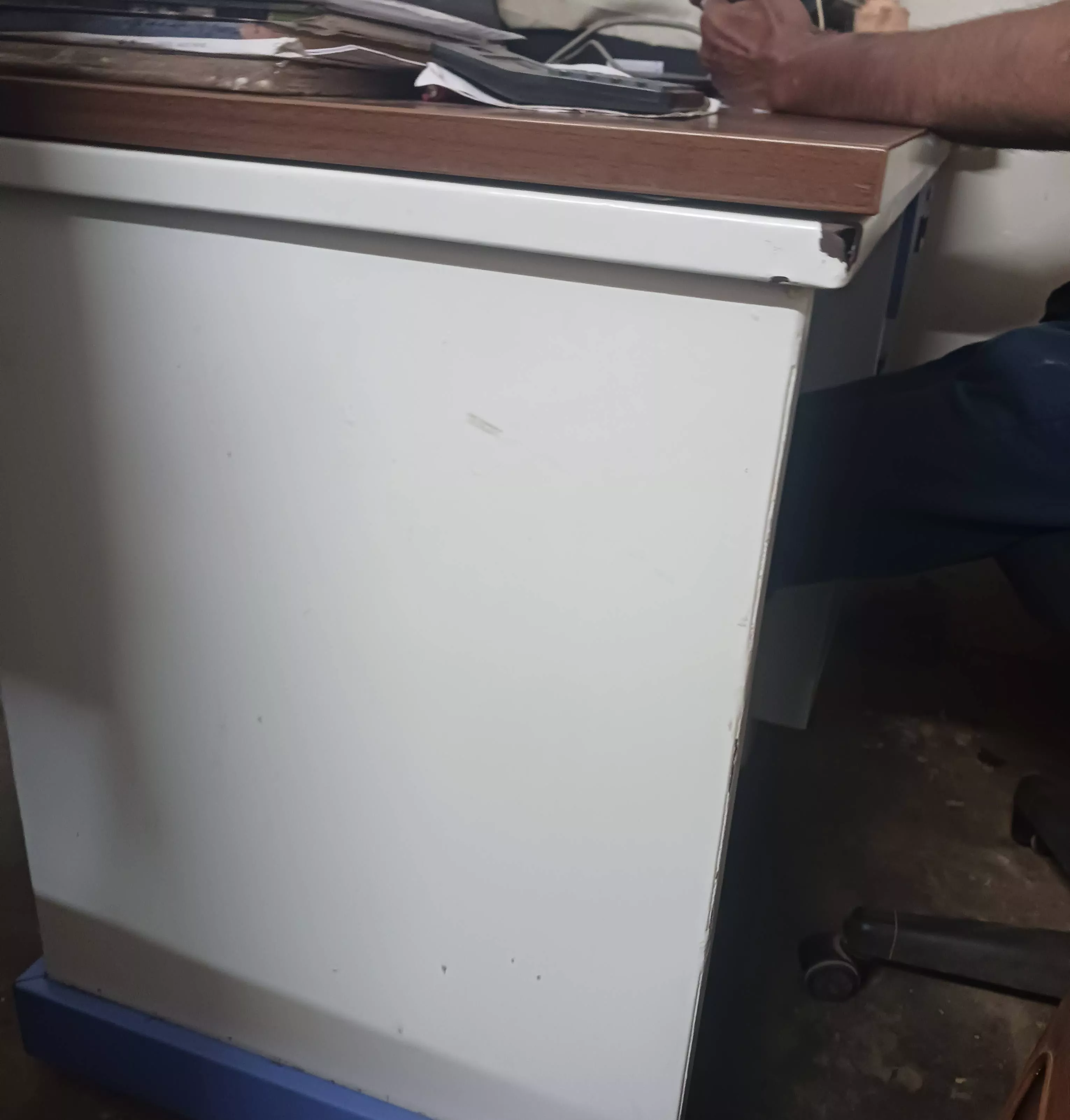 MEE LAB FURNISHER Office Desk with a wooden top and steel frame in Chennai — modern design ideal for any workspace